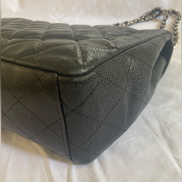 Authentic CHANEL Vintage Timeless Classic Maxi handbag in caviar leather - Picture 8 of 12